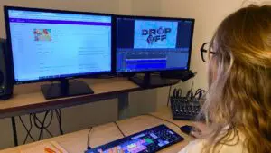 A DPG Media employee using the Limecraft content delivery portal that was jointly developed between the two companies.